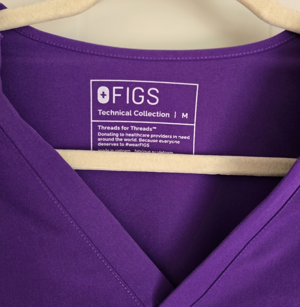 *Figs Scrub Top One Pocket Purple Size Medium - Picture 6 of 8